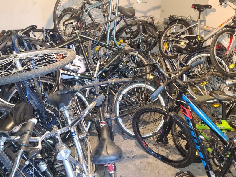 Keller voller alter Fahrräder vor der Kellerentrümpelung