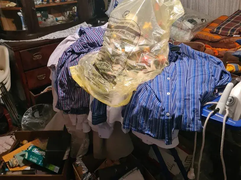 Zimmer mit Kleidung und Hausrat vor einer Haushaltsauflösung