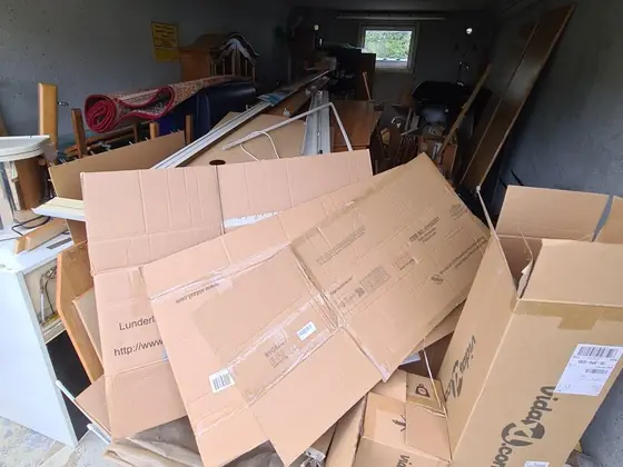 Garage voller leerer Kartons vor der Garagenentrümpelung