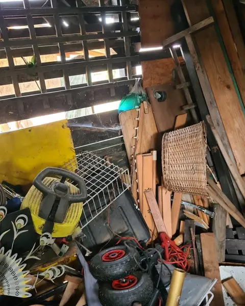 Dachboden mit Körben, Holz und Gerümpel vor der Dachbodenentrümpelung