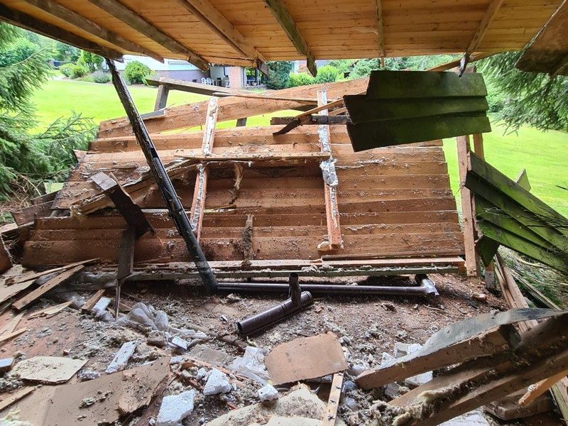 Gartenhaus mit abgetragenem Dach beim Rückbau