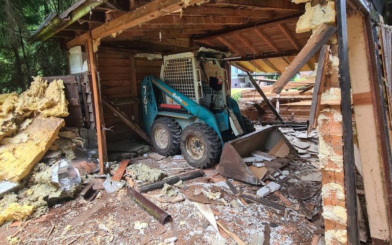 Kompaktlader im Einsatz beim Rückbau eines Gartenhauses